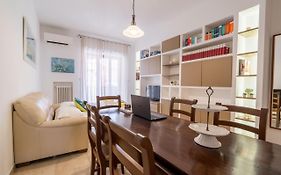 Universita & Stazione Airy Apartment With Parking